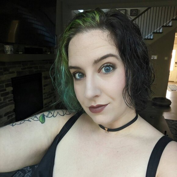 Meet your Posher, Courtney - Picture 2 of 5